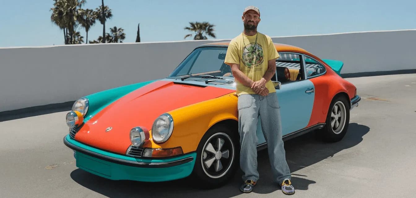 Sean Wotherspoon i jego multi-kolorowe Porsche 911 Carrera 2.7 RS z denimowo-flanelowym wnętrzem