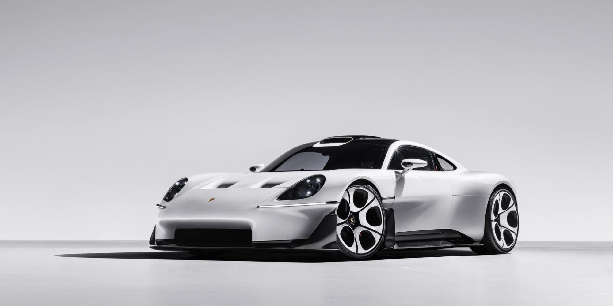 Porsche Mission S w studiu, ujęcie 3/4 z przodu, okrągłe reflektory i wypukłe błotniki