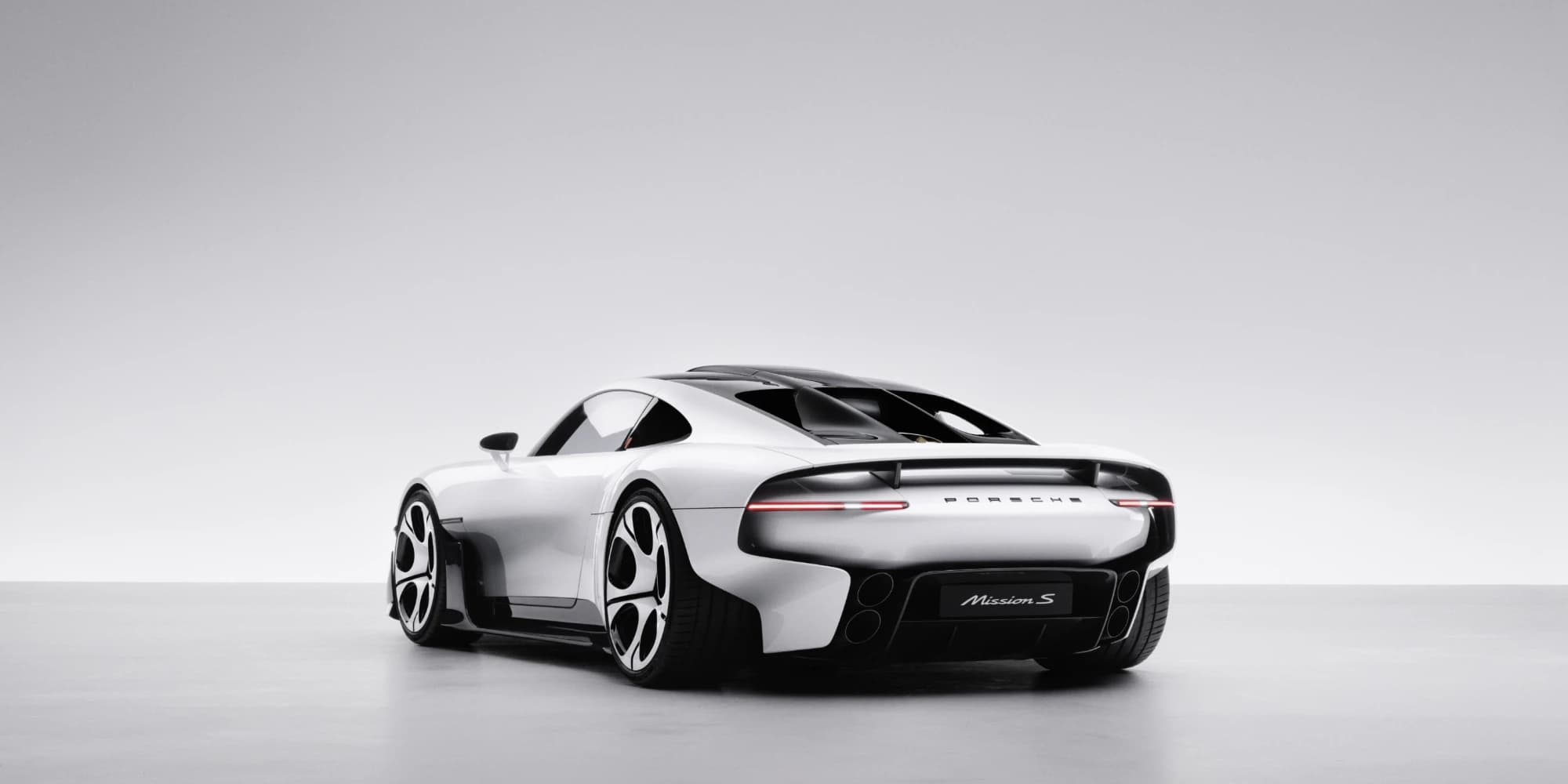 Porsche Mission S w studiu, ujęcie 3/4 z tyłu, aktywne skrzydło, dyfuzor i piętrowe wyloty wydechu