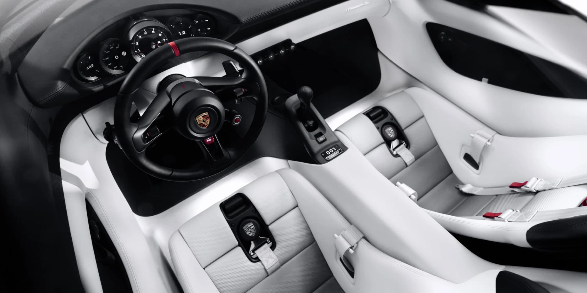 Wnętrze Porsche Mission S z góry, kubełkowe fotele z szelkami, kierownica i dźwignia