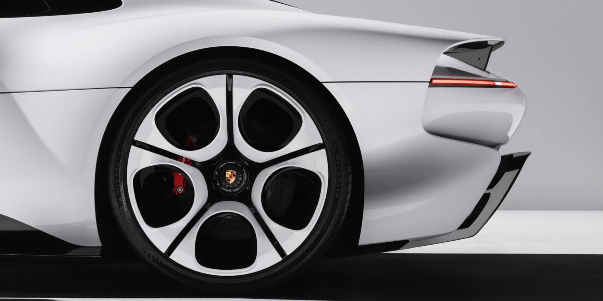 Tylne koło Porsche Mission S z felgą w stylu dial design i tylne światło